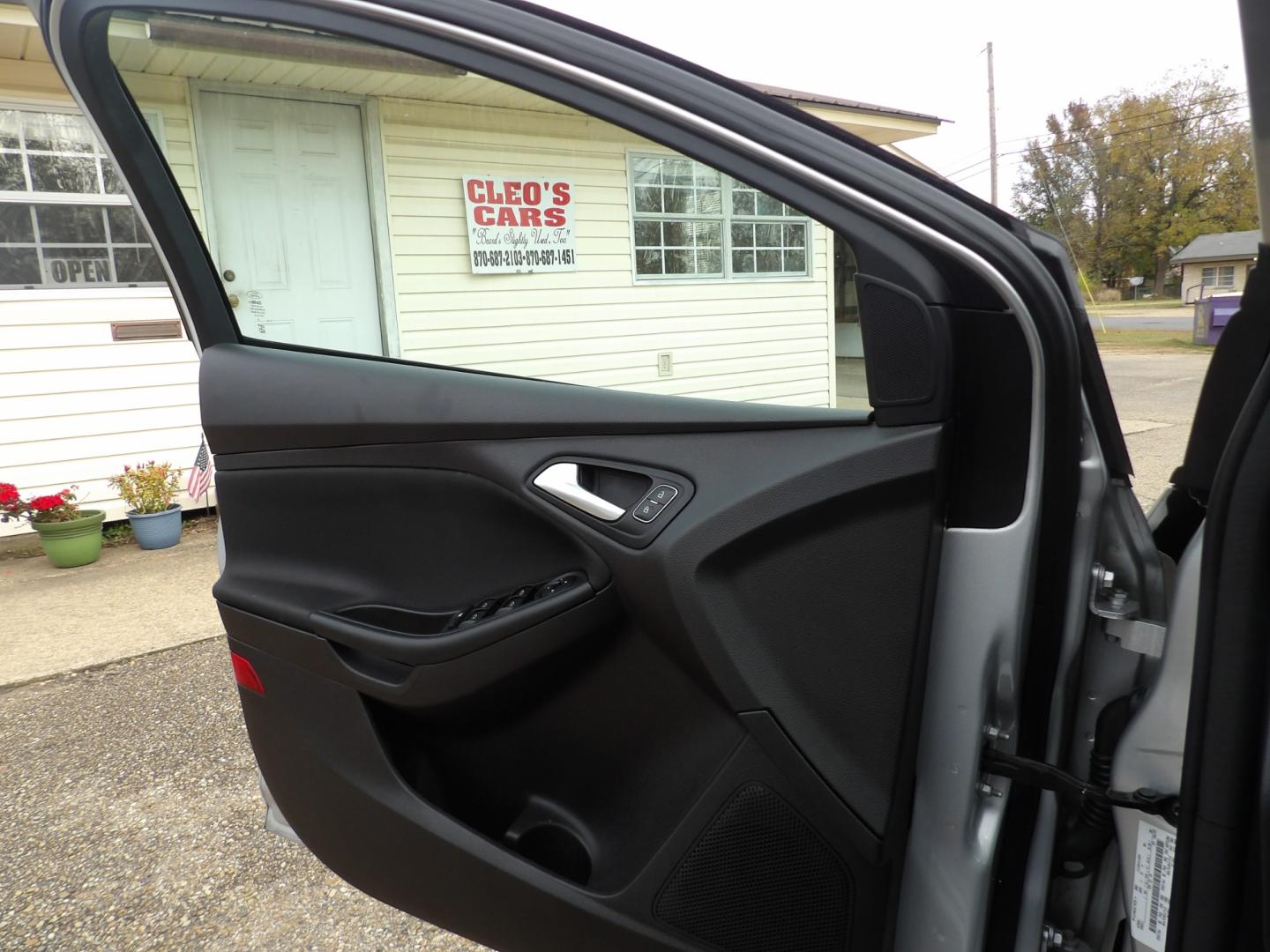 2018 Ingot Silver Metallic /Black Ford Focus SE (1FADP3FE4JL) with an 1.0L engine, automatic transmission, located at 401 First NE, Bearden, AR, 71720, (870) 687-3414, 33.726528, -92.611519 - Photo#6